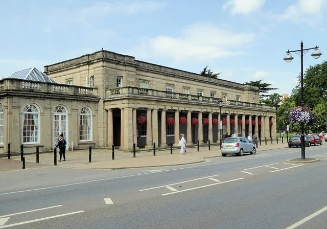 640px-Royal_Pump_Rooms_and_Baths,_Leamington_Spa,_David_Dixon,_4093142