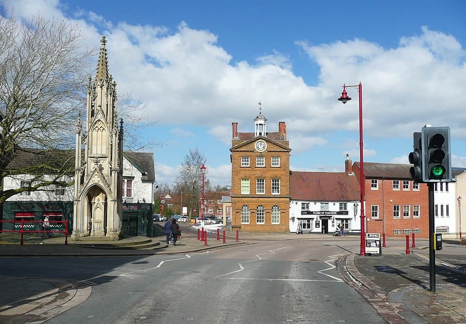 960px-The_Burton_Memorial_and_the_Moot_Hall,_Daventry,_geograph_5717466_by_Humphrey_Bolton