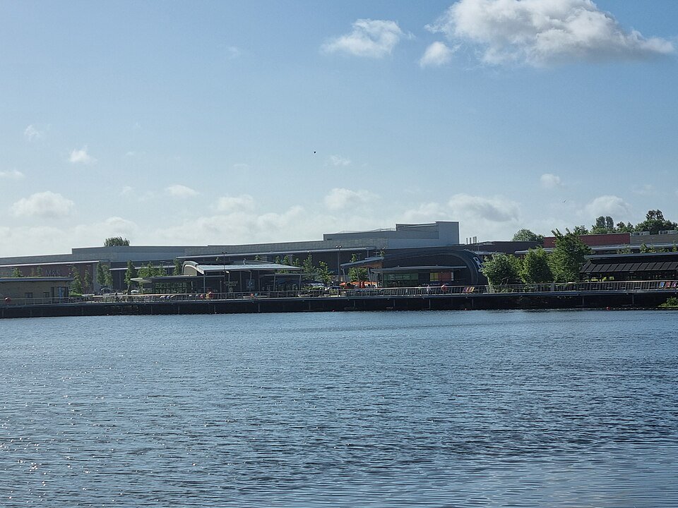 960px-Rašdeno_ežerų_prekybos_centras_2